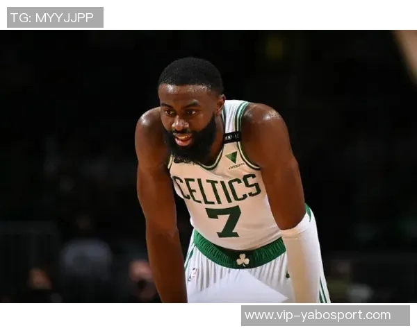 杰伦布朗首节表现起伏明显5投仅1中却抢下7篮板助攻2次失误3次